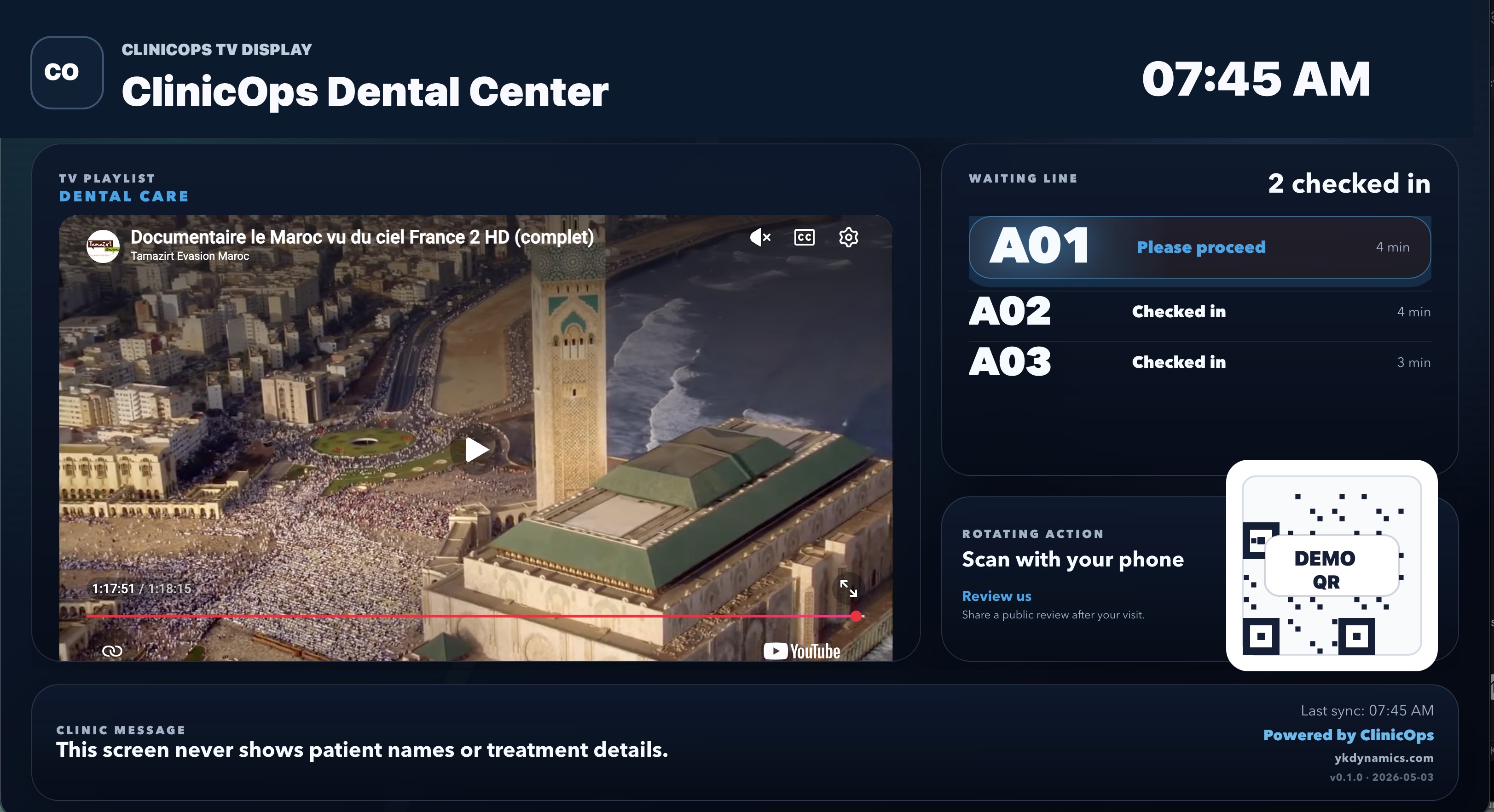 Affichage TV ClinicOps avec numéros d'attente confidentiels et playlist média